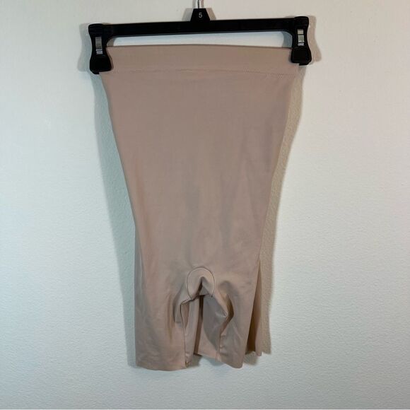 Assets by Spanx Women’s Cream Spandex Shorts Small - Picture 1 of 9